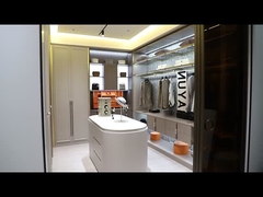 El moderno inteligente camina en el armario