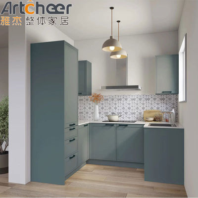 comprar Color azul acabado gabinete de cocina en forma de U con diseño de madera sólida de extremo y accesorios de patada de pie fabricación en línea