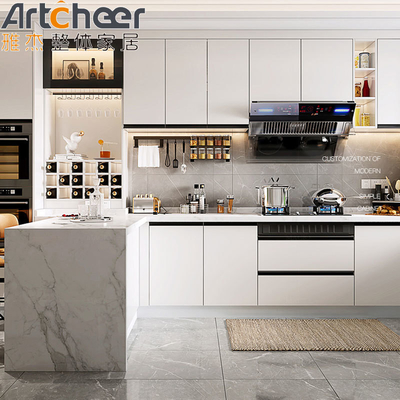 comprar Cabinet de cocina de color blanco en forma de U Material de WPC Tamaño personalizado para el hogar moderno fabricación en línea