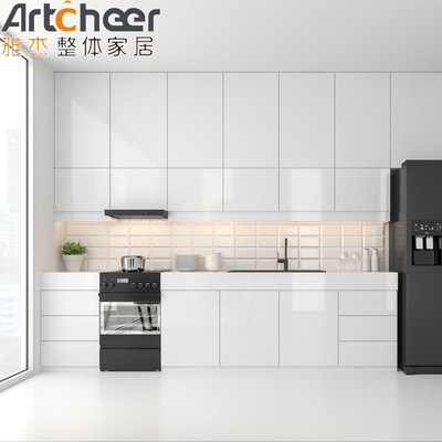 comprar Cocina pequeña y abierta, moderna y elegante, de forma I, gabinete de cocina blanco con gabinete alto negro fabricación en línea