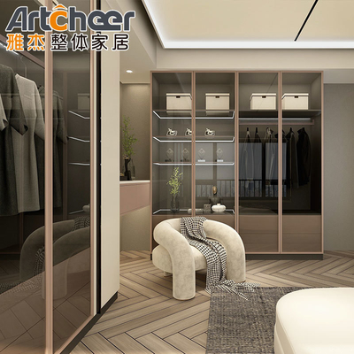 comprar Crea un elegante armario con un armario con puertas de vidrio y accesorios fabricación en línea