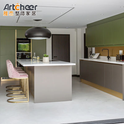 Puertas de gabinete de cocina de oro con diseño moderno y puertas giratorias