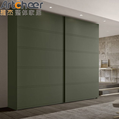 Organice su dormitorio con estilo con puertas correderas de espejo de diseño italiano