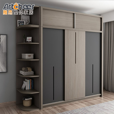 Una isla de mediados de siglo construida en el armario del dormitorio con diseño plegable estilo moderno