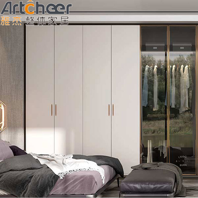 Combinación de vestuario de habitación de niños con diseño moderno y acabado de puerta de vidrio en el hotel